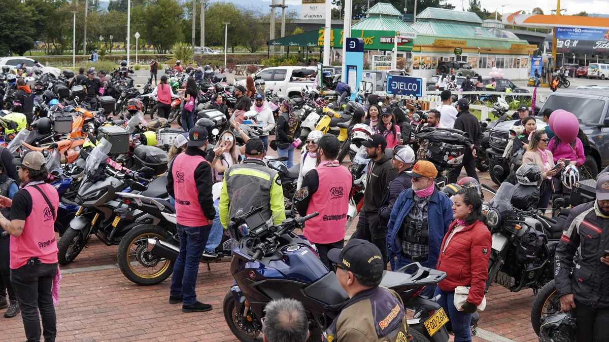 Multitud de motociclistas reunidos antes de iniciar la rodada
