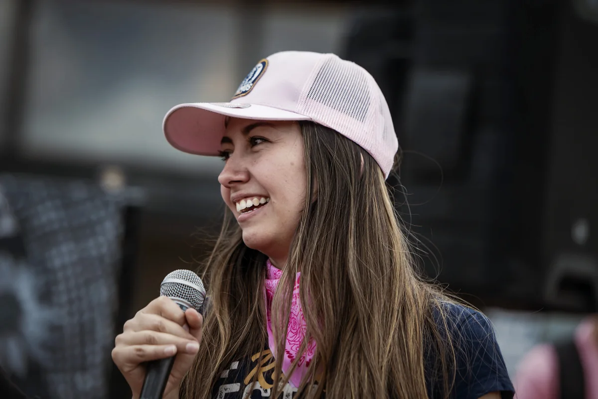 Mariana sonríe con un micrófono durante un encuentro de La Ruta Rosa.