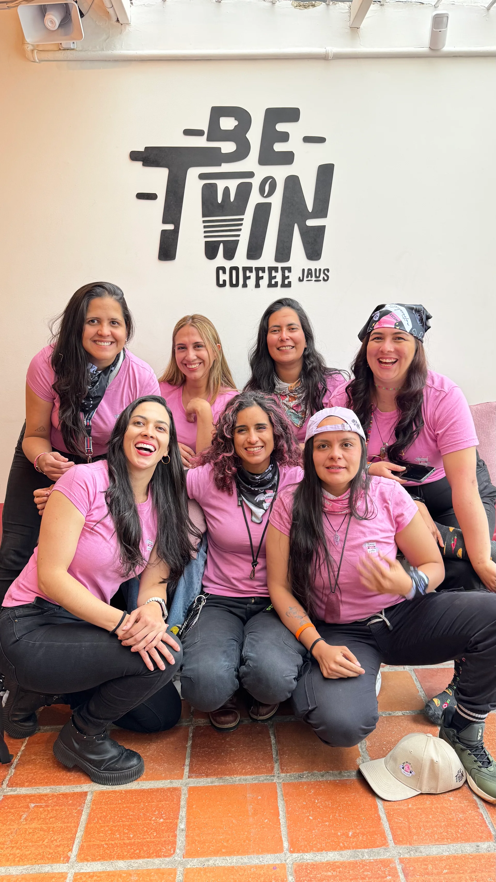 Mujeres de La Ruta Rosa con camisetas rosas, reunidas en Betwin durante el encuentro de marzo de 2025.