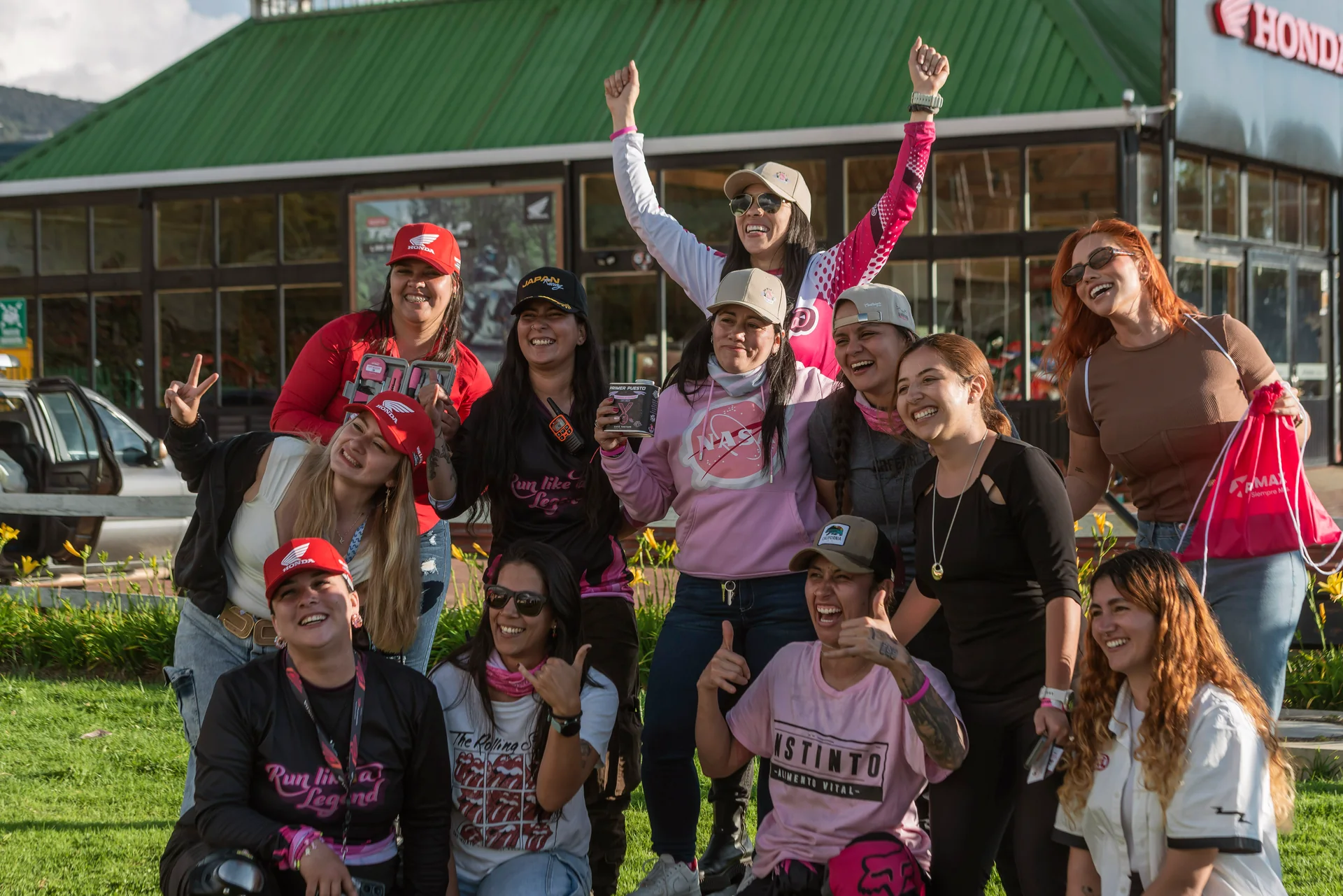 Un grupo de participantes celebra con sonrisas y regalos durante el encuentro de marzo de 2026.